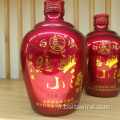 Liqueur shaoxing emballée en rouge et en or